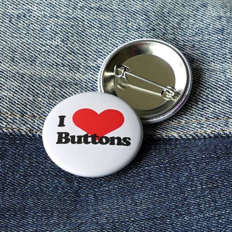 Ansteckbutton I love Buttons auf Jeans mit Rückseite